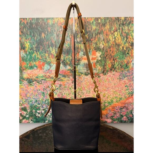 EUC Dooney & Bourke Leather Raleigh Roxy Navy Bucket Bag - Picture 4 of 11